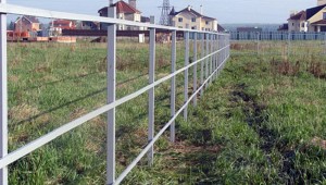 Як правильно вибрати стовпи для забору з профнастилу?
